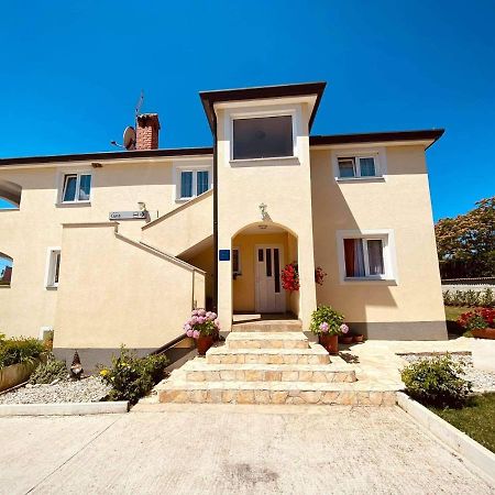 Apartman Luna Sveti Lovrec Pazenaticki Exterior photo
